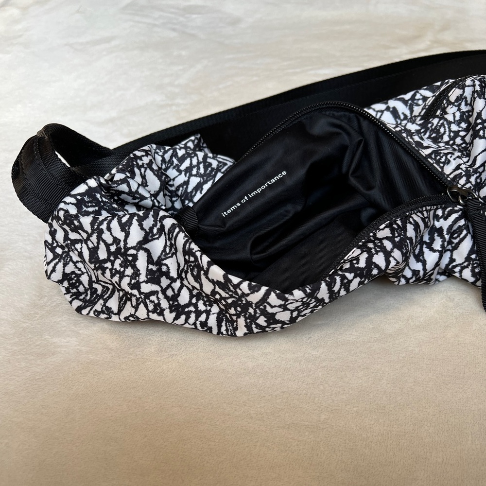 Lululemon Athletica “The Yoga Bag 14L” Icebreaker Black and White-Like New - Picture 5 of 9